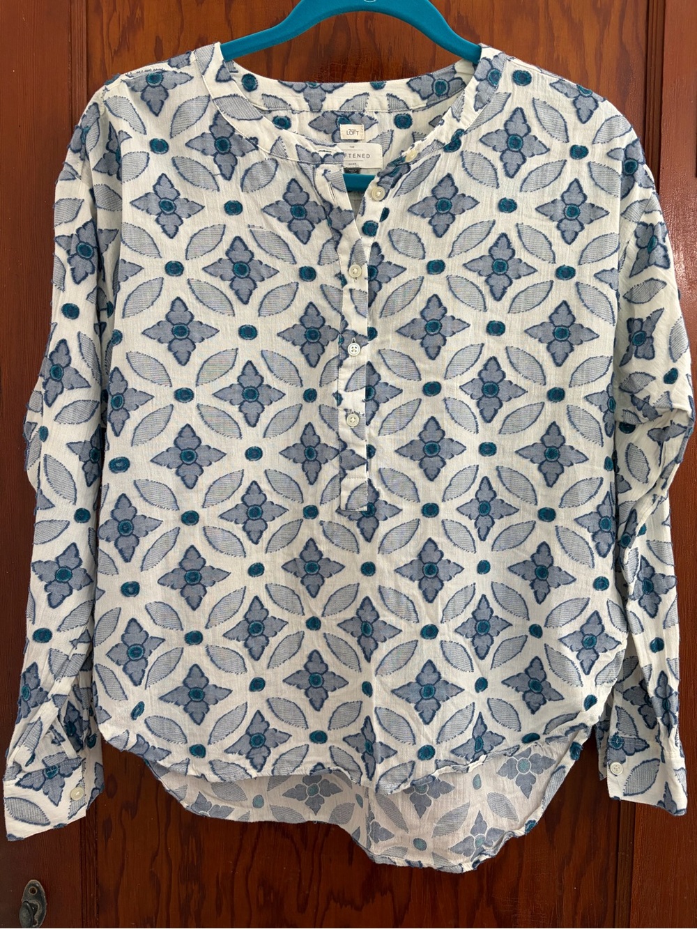 LOFT women’s Casual long sleeve Shirt in White and Blue Floral
